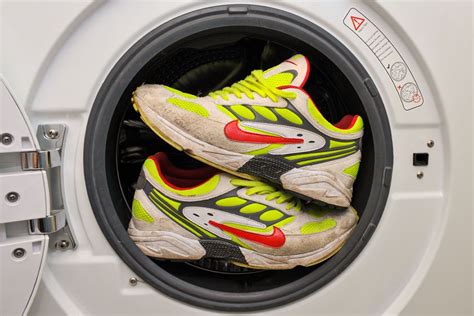 kunnen nike schoenen in de wasmachine|How to Wash Shoes in a Washing Machine .